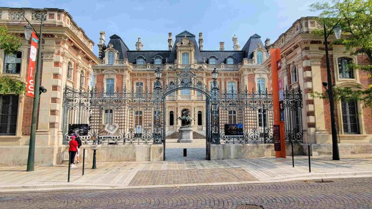 Champagne Houses in Epernay: Elegant Heritage with a Down-to-Earth Welcome